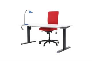 Kontorsæt med bordplade i hvid, stelfarve i sort, blå bordlampe og rød kontorstol